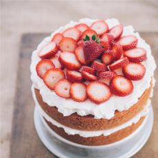 甜蜜婚礼中不可或缺的草莓蛋糕