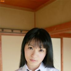 日本人气写真偶像扮学生制服诱惑清纯可人