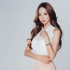 韩国美模藕粉长裙衬健康肤色