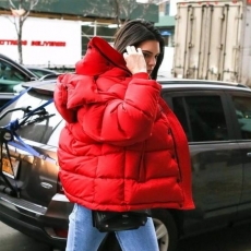据说这件外套今冬最时髦 但会让你胖两圈