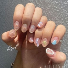 秋季的美甲就要五彩斑斓 涂在手上就是限量版