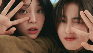 欧阳娜娜张子枫合体登封面 少女同框满满夏日气息