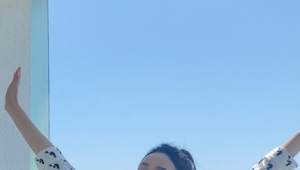周也晒海景四宫格少女感十足 高马尾搭连衣裙元气满满