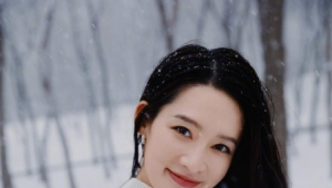 李沁晒春日雪地写真 飘落白雪点缀温柔笑靥氛围感拉满
