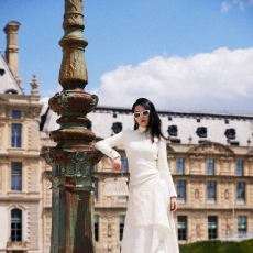 李沁巴黎时装周造型大片 身穿白色蕾丝镂空裙温婉优雅