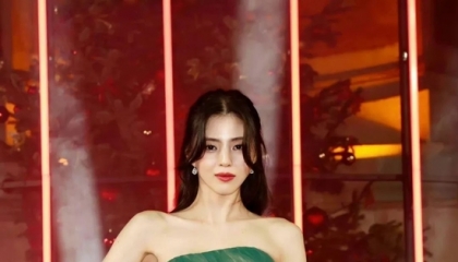 绝了 韩素希就是漫画公主真人版吧！