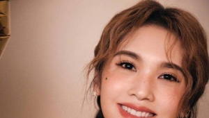 杨丞琳橙色系穿搭温暖靓丽 扎双麻花辫露甜美笑容