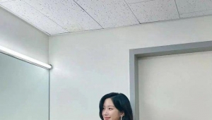 黑长直造型大解析 周也玩转发型新风尚！