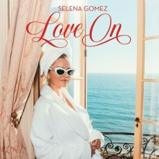 比MV更有戏剧性的是Selena Gomez的复古发型！