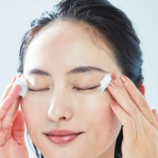 <b>纠正洗脸方式，如何正确去除“氧化皮脂”？</b>