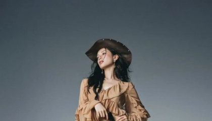 这个秋天的时尚单品，居然是脚上“皱巴巴”的靴子？